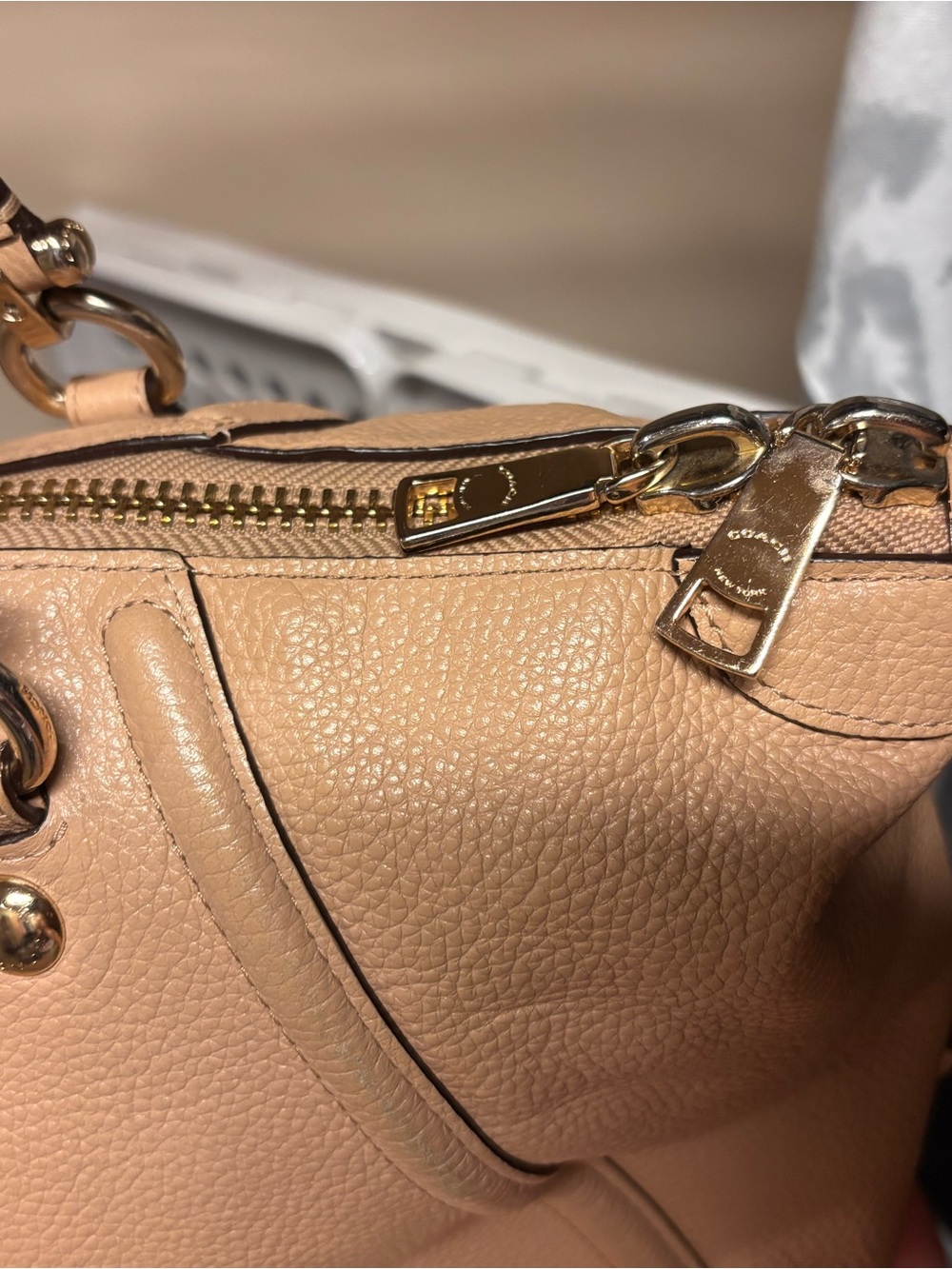 Coach Leather Hobo Satchel with lovely Gold Accent Chain - Picture 3 of 12